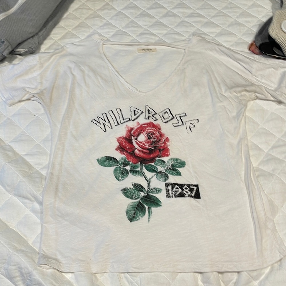 Graphic t-shirt with neck cutout detail